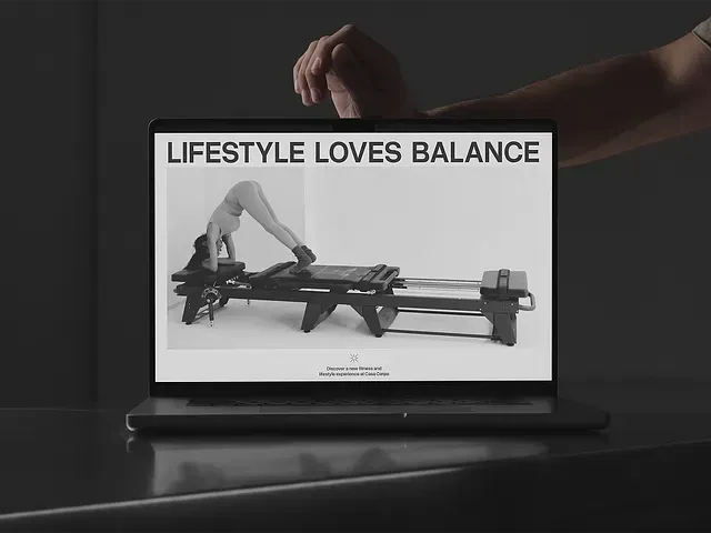 A website homepage set in black and white, with the headline LIFESTYLE LOVES BALANCE over a photograph of gym equipment.
